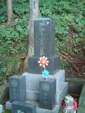 愛犬の墓・・・でかい・・・。