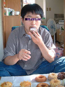 ショコラカスタードパイを食べるM氏。