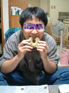 ゴールデンチョコレートを食べるM氏。