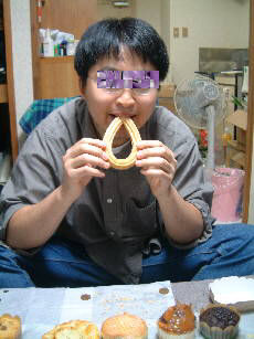14個目ハニーチュロを食べるM氏。