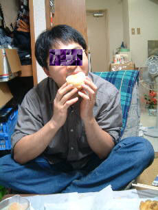 17個目のフレンチクルーラーを食べるM氏。